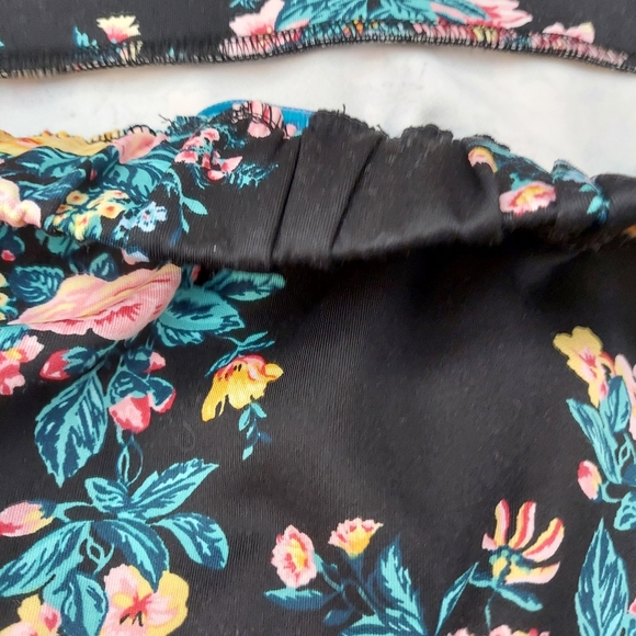 Gorgeous floral A-line full skirt. 1X . Side zip. - Picture 3 of 6